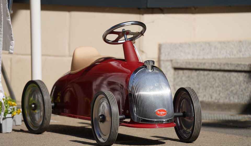 toy car, model car, child's car, miniature car, kid's car, ride-on car, ride-on toy car