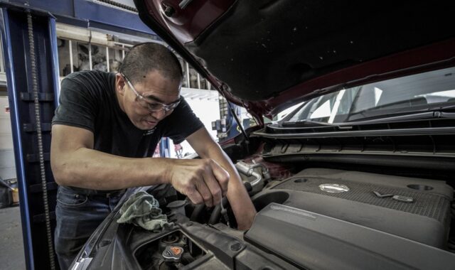 auto repair, oil change, oil, auto, shop, repair, work, motor, service, person, automobile, fix, maintenance, vehicle, engine, automotive, change, garage, mechanic, man, car, worker, gray car, gray work, gray shopping, gray change, gray shop, gray garage, car wallpapers, gray service