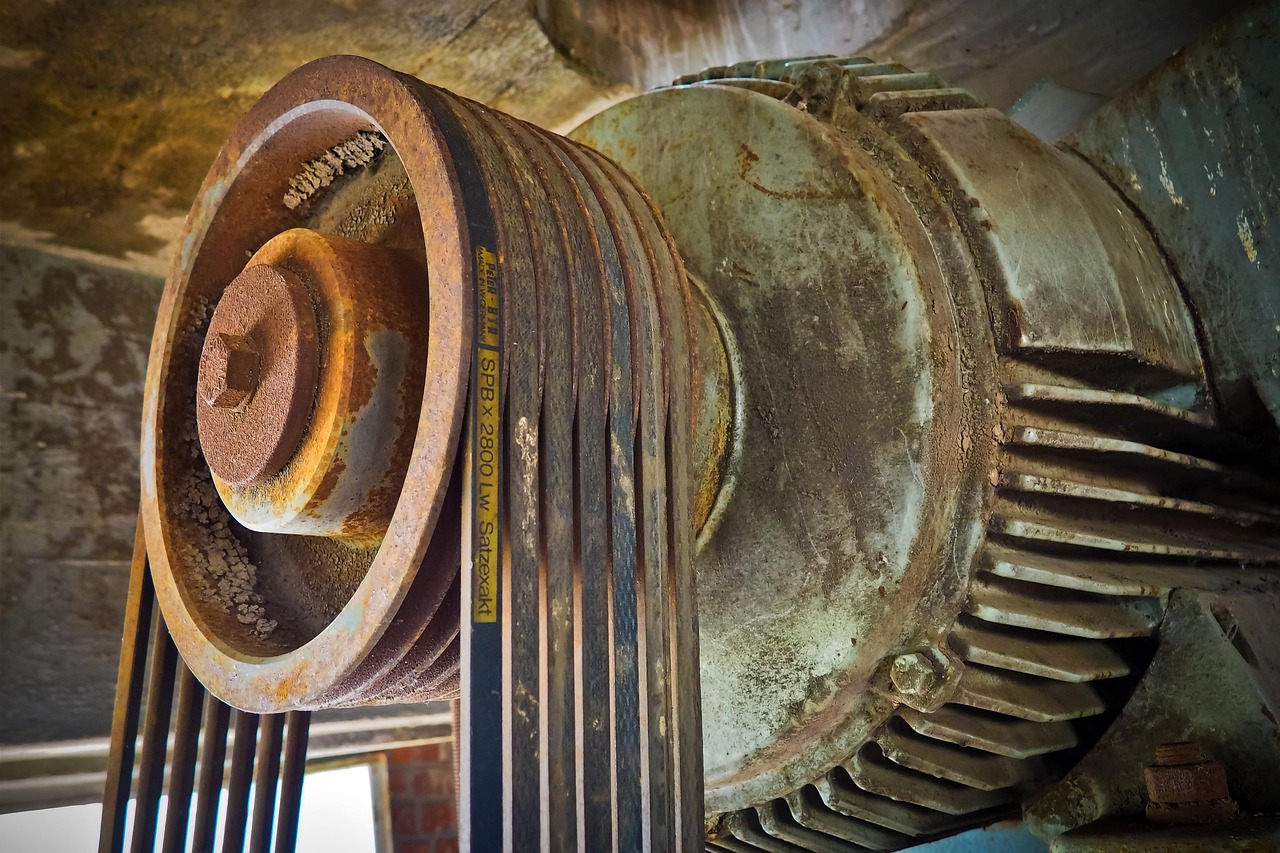 lost places, warehouse, abandoned, pforphoto, engine, drive, gears, v-belt, old, decay, expired, past, building, dilapidated, shabby, broken, empty, old building, the atmosphere, architecture, dirt, transience, disintegrate, the end, ailing, mood, dilapidated, ruin, to forget, neglected, room, disintegration, ephemeral, destruction, destroyed, dirty, graffiti, weathered, wall painting, factory, industrial building