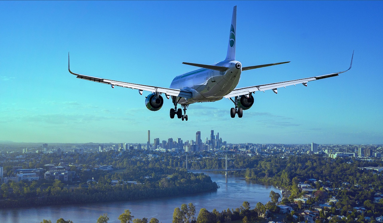 airplane, flight, city, landing, river, boeing, aircraft, plane, travel, flying, sky, passenger aircraft, airliner, aviation, arrival, nature, transport, skyscrapers, urban